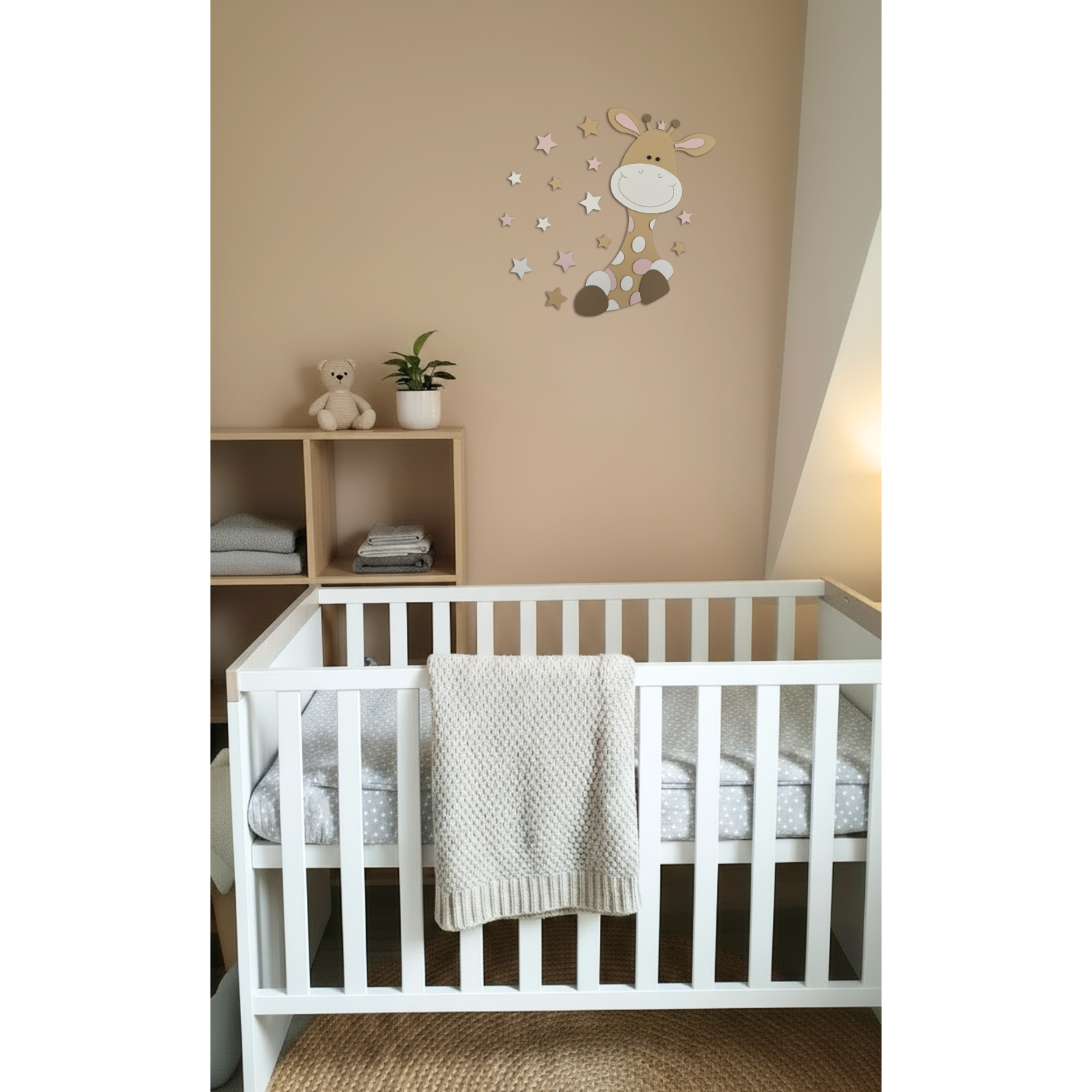 Houten muurdecoratie voor kinderkamer; beige giraf omringd door sterren.