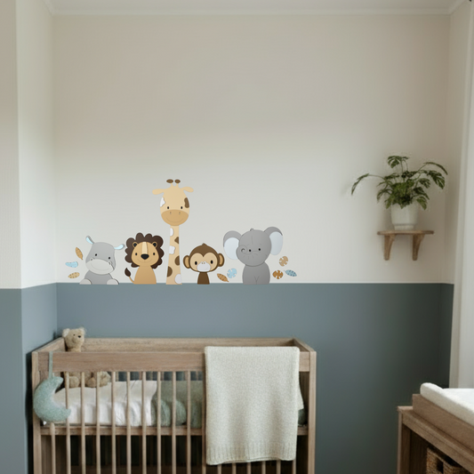Houten muurdecoratie voor kinderkamer in safaristijl – muurstickers met giraf, leeuw en olifant in zachte natuurlijke kleuren.