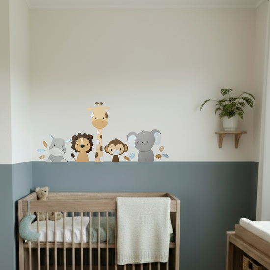 Houten muurdecoratie voor kinderkamer in safaristijl – muurstickers met giraf, leeuw en olifant in zachte natuurlijke kleuren.