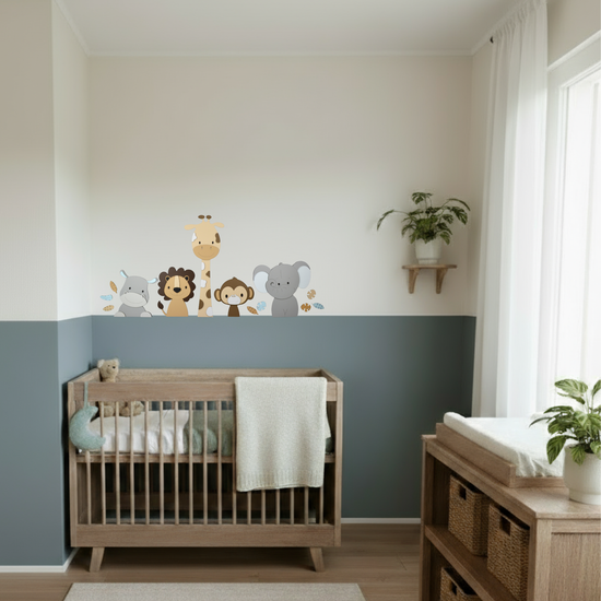 Houten muurdecoratie voor kinderkamer in safaristijl – muurstickers met giraf, leeuw en olifant in zachte natuurlijke kleuren.