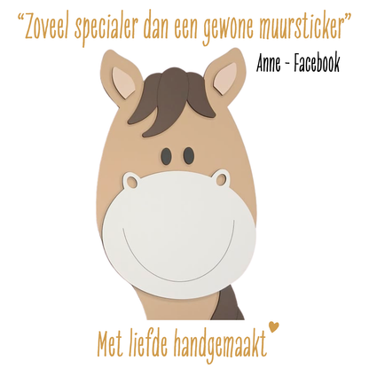 Detail en positieve review houten muurstickers Koosje decoraties; paard voor boerderijthema op babykamer.