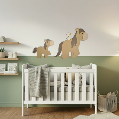 Houten wanddecoratie voor kinderkamer: beige paard met veulentje en schattig eendje.