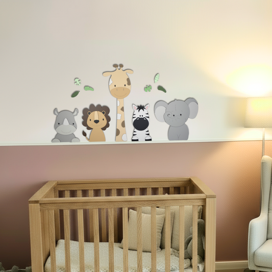 Houten muurdecoratie voor kinderkamer in junglethema, leeuw giraf en olifant in natuurlijke kleuren.
