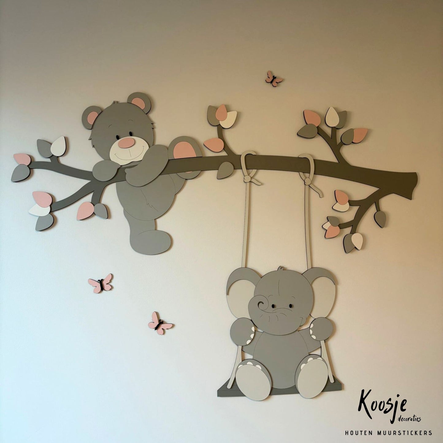 Houten muurdecoratie babykamer met donkergrijze tak, klauterend grijs beertje en schommelend olifantje met roze details