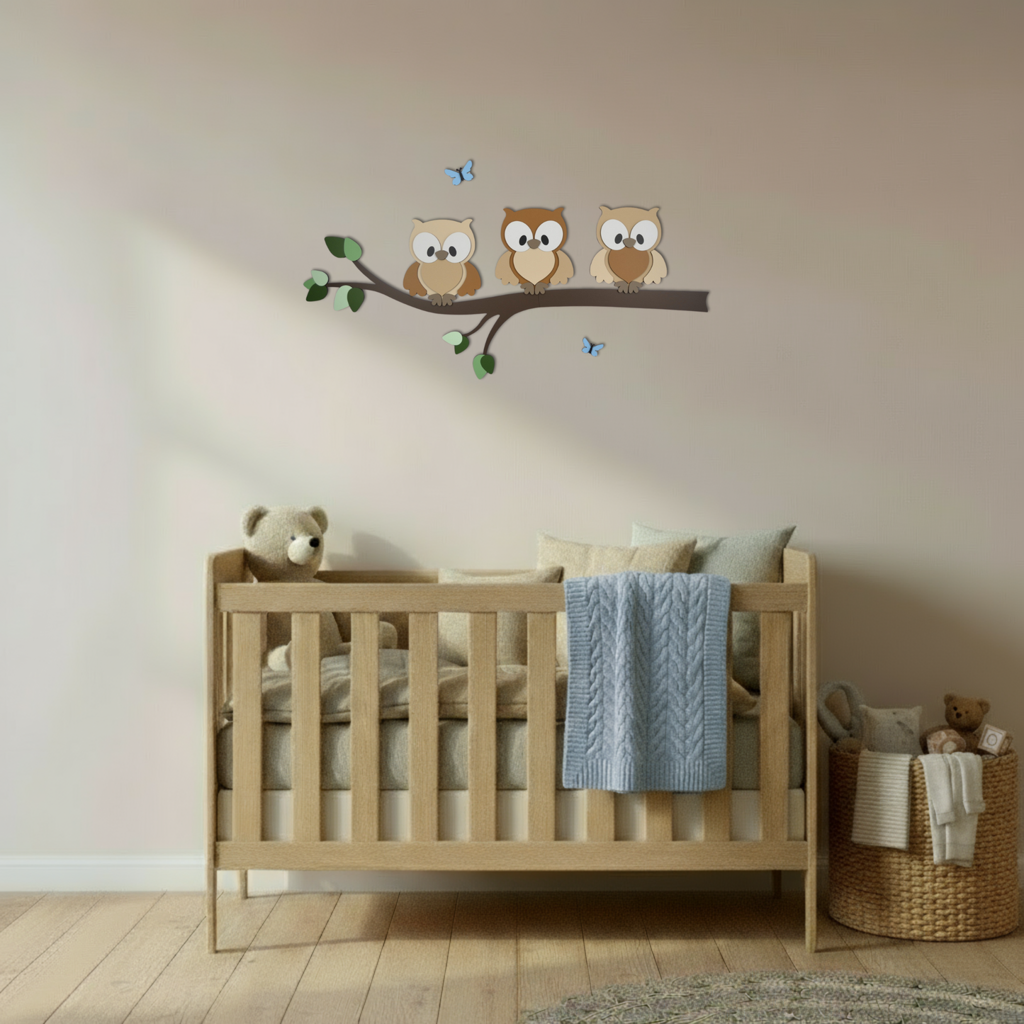 Houten muurdecoratie voor babykamer, tak met groene bladeren en uiltjes.