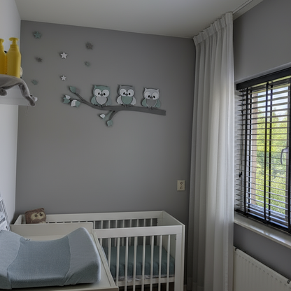 Houten muurdecoratie voor babykamer met tak, gekleurde bladeren en uiltjes