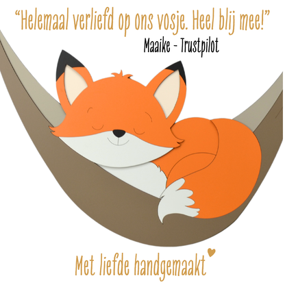 Detail en positieve review klant van houten muurdecoratie babykamer. Tak met slapend vosje in hangmat.