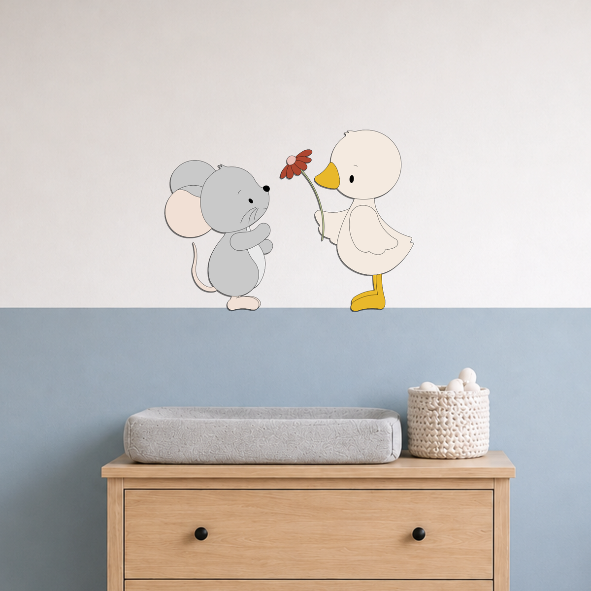 Houten muurdecoratie met een muisje en gansje met bloem voor de baby- of kinderkamer, passend bij een boerderij- of dierenthema.