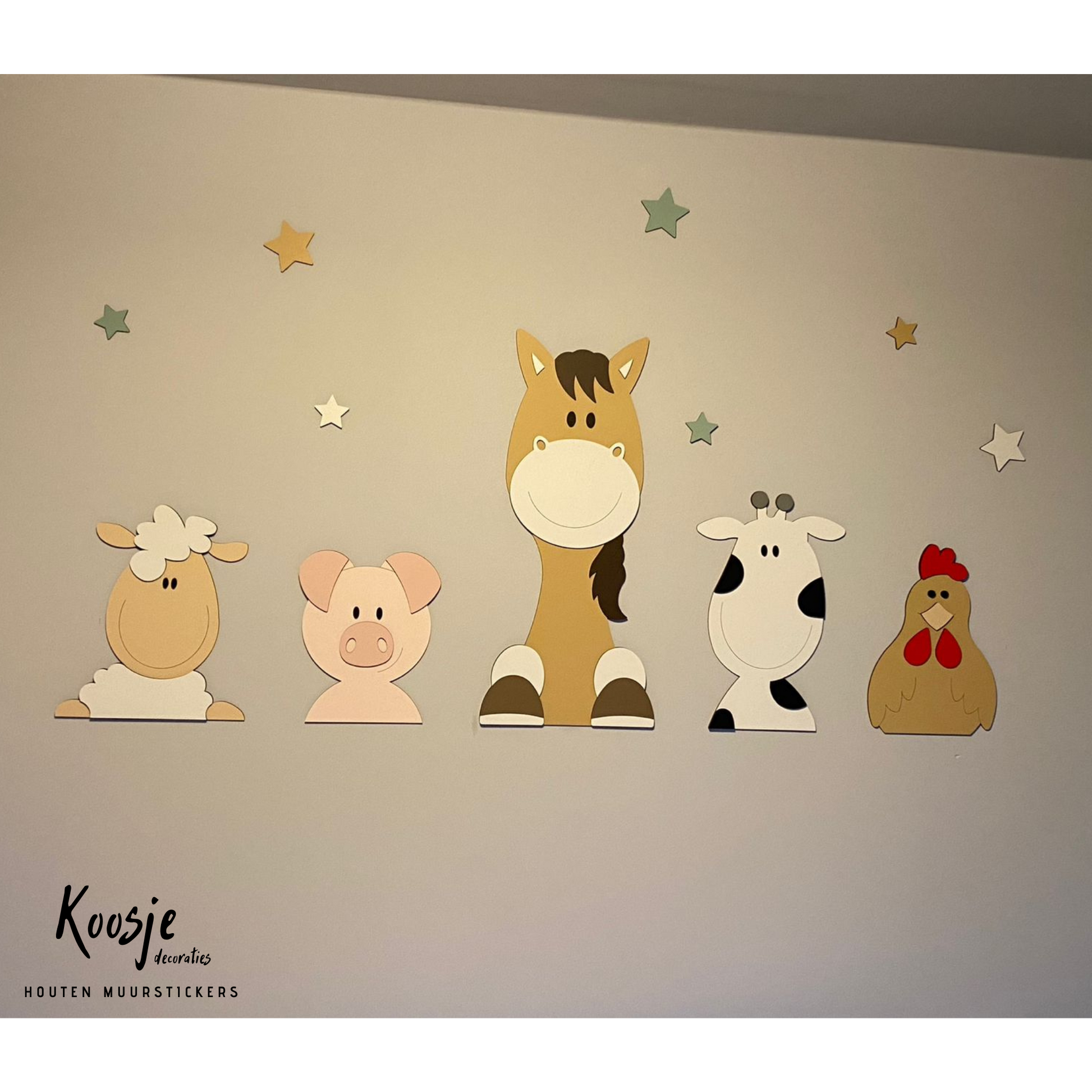 Houten muurstickers voor babykamer boerderijdieren: schaap met varken, paard, koe en kip in natuurlijke kleuren.