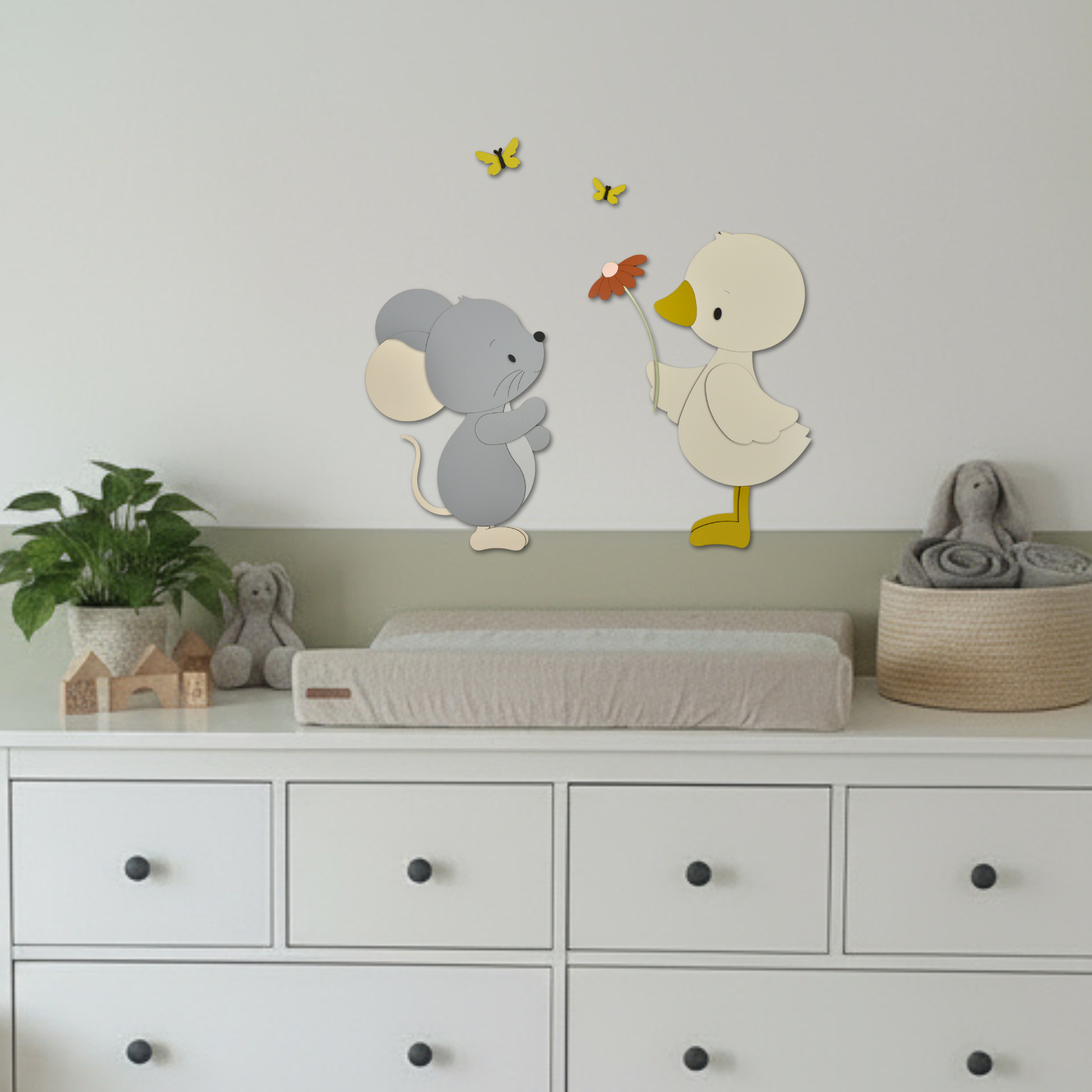 Houten muurdecoratie babykamer schattig eendje met bloem en lief muisje.