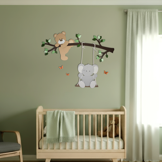 Houten muurdecoratie babykamer met tak, klauterend beertje en schommelend olifantje