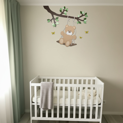 Houten decoratie babykamer met tak, groene bladeren en schommelend beige beertje