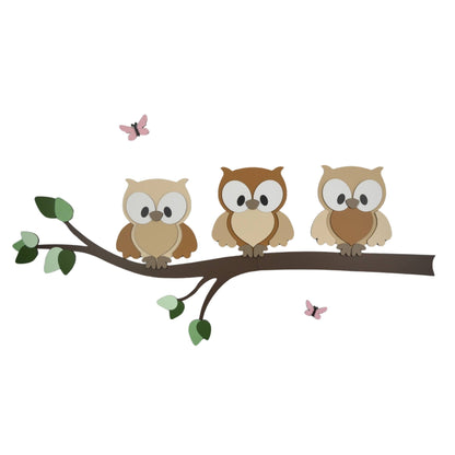 Houten muurdecoratie voor babykamer, tak met groene bladeren en uiltjes.