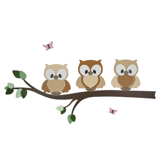 Houten muurdecoratie voor babykamer, tak met groene bladeren en uiltjes.