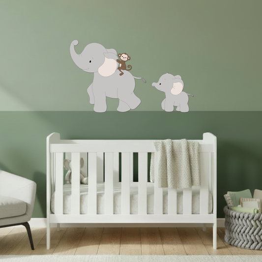 Houten muurstickers voor jungle of safari babykamer thema. Grote grijze olifant met vrolijk aapje op de rug, gevolgd door een baby olifantje.