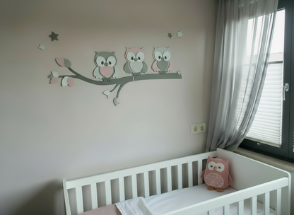Houten muurdecoratie voor babykamer met tak, gekleurde bladeren en uiltjes