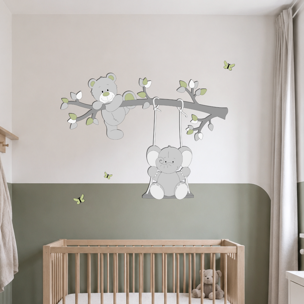 Houten muurdecoratie voor de babykamer met een beertje op een tak en een schommelend olifantje. De decoratie is uitgevoerd in zachte grijstinten met roze accenten, blaadjes en vlinders en past mooi in een bos-, dieren- of natuurthema.