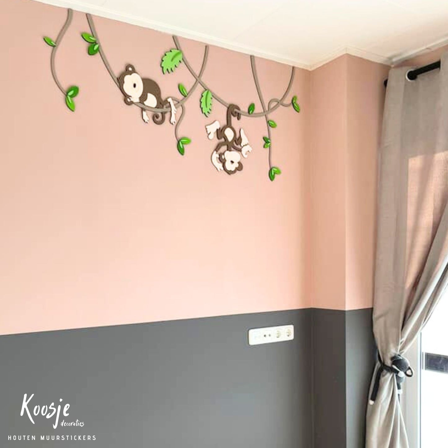 Houten decoratie voor kinderkamer, twee aapjes hangend aan lianen met groene bladeren, roze muur