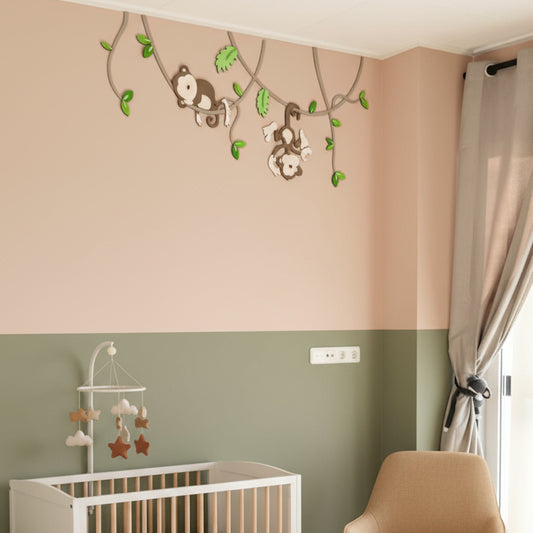 Houten decoratie voor kinderkamer, twee aapjes hangend aan lianen met groene bladeren, roze muur