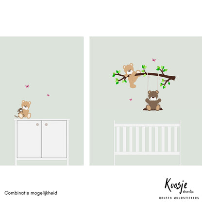 Decoratie ideeën babykamer met tak, groene bladeren, beige klauterend beertje en bruin schommelend beertje op groene muur