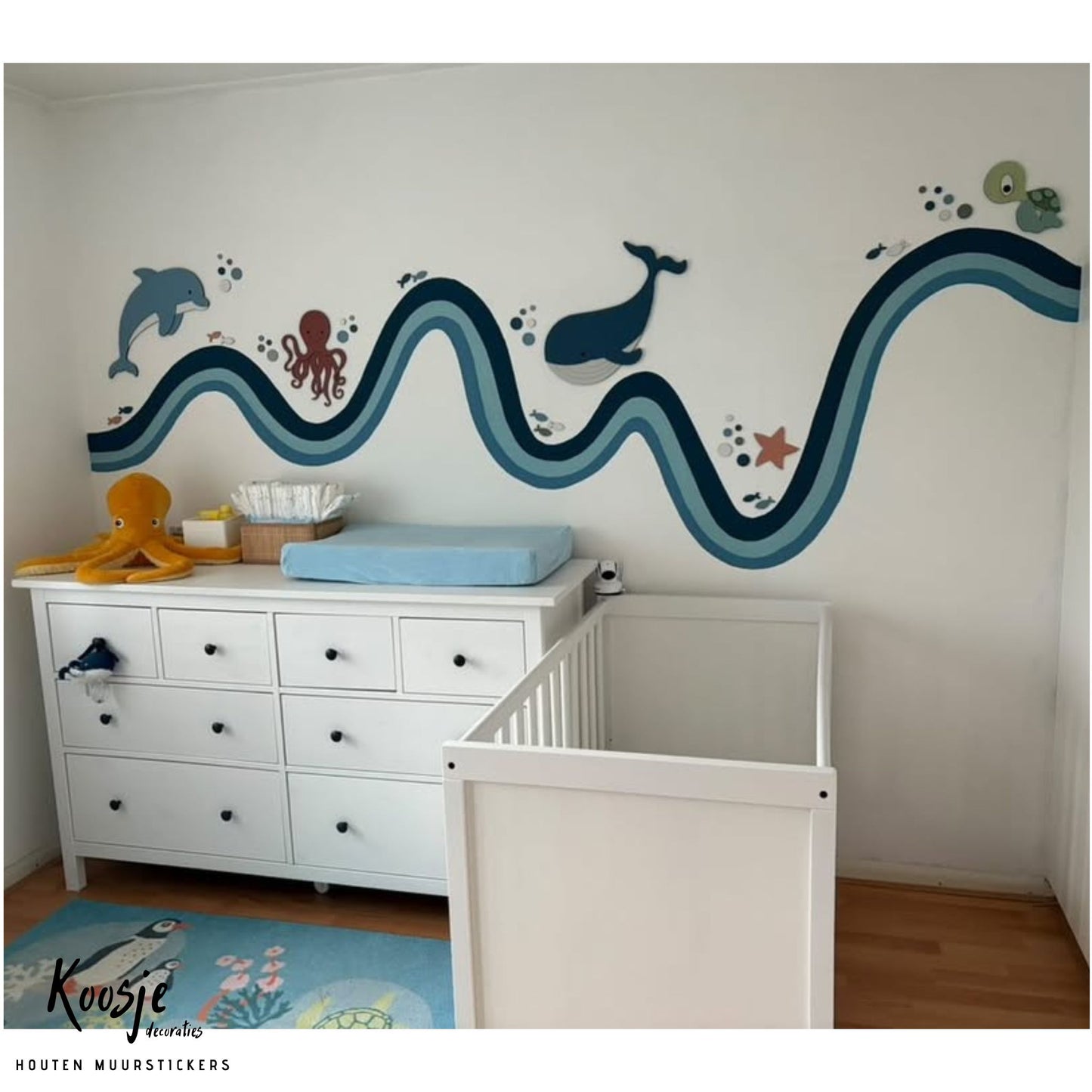 Decoratie babykamer zee of oceaan met blauwe golven, walvis, dolfijn en octopus.