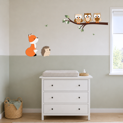 decoratie voor kinderkamer; tak met groene bladeren en uiltjes in natuurlijke kleuren.