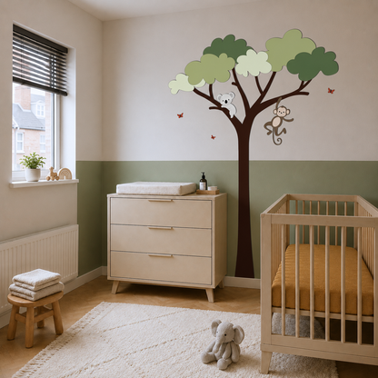 Grote safariboom met koala en aapje; muurdecoratie voor een kinderkamer in junglethema.