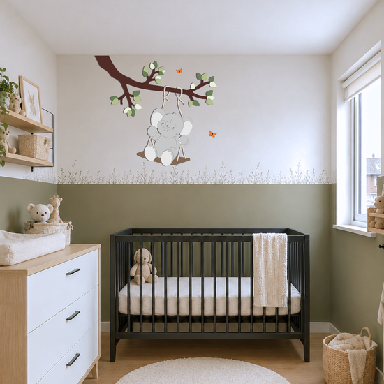 Babykamer in natuurlijke stijl met muurdecoratie van schommelend olifantje aan tak.