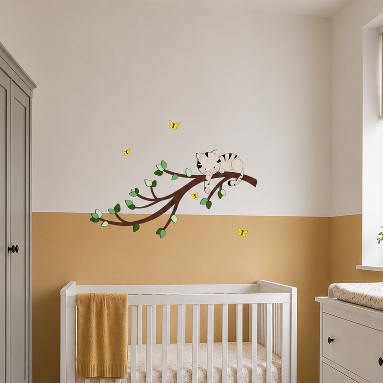 muurstickers voor de kinderkamer, tak met groene bladeren en ondeugend poesje.