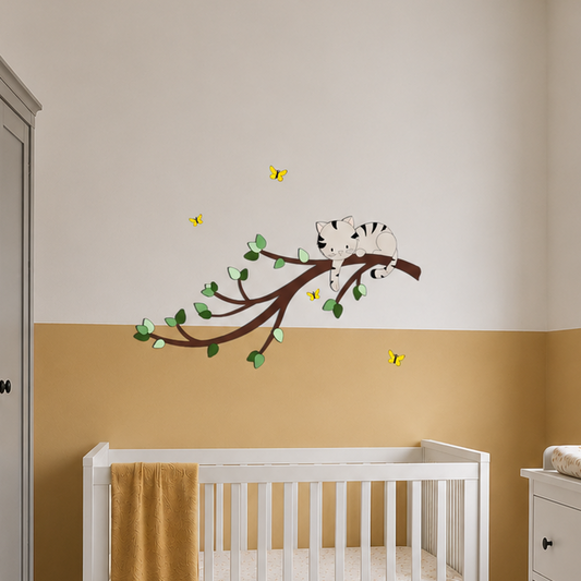 muurstickers voor de kinderkamer, tak met groene bladeren en ondeugend poesje.