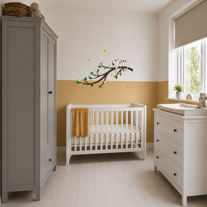 muurstickers voor de kinderkamer, tak met groene bladeren en ondeugend poesje.