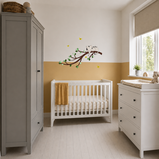 muurstickers voor de kinderkamer, tak met groene bladeren en ondeugend poesje.
