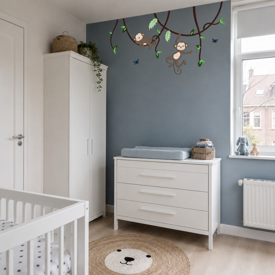 Kinderkamer in jungle thema: slapend en hangend aapje aan lianen.
