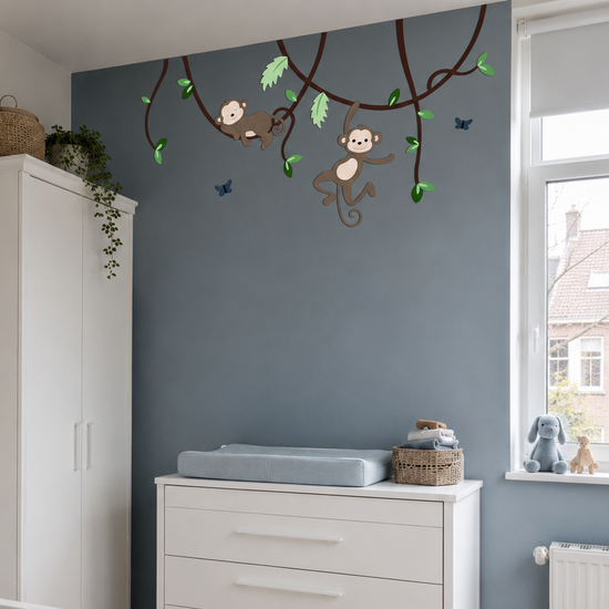 Kinderkamer in jungle thema: slapend en hangend aapje aan lianen.
