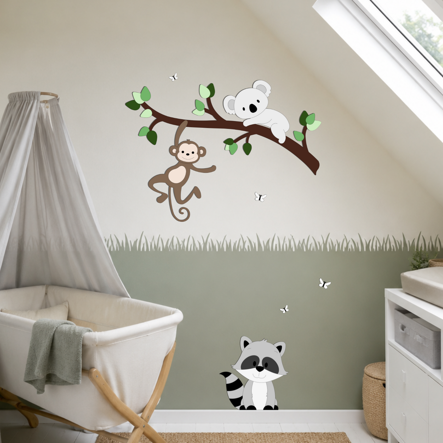 Babykamer met witte plankenvloer en wiegje. Muurdecoratie van tak met aapje en koala en wasbeertje op de plint.