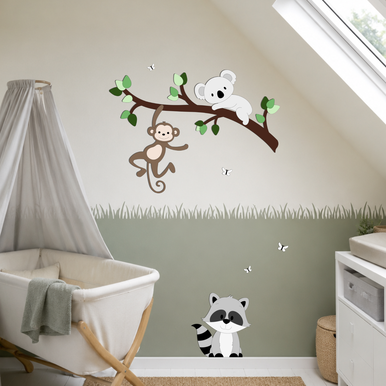 Babykamer met witte plankenvloer en wiegje. Muurdecoratie van tak met aapje en koala en wasbeertje op de plint.