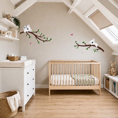 Kinderkamer muurdecoratie van 2 takken met koala beertjes in groentinten.