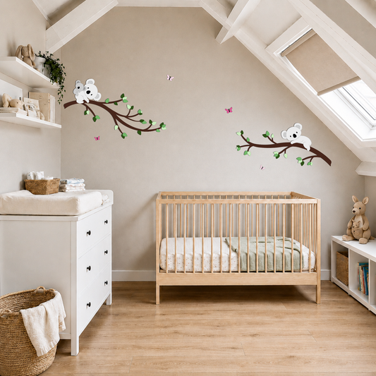 Kinderkamer muurdecoratie van 2 takken met koala beertjes in groentinten.