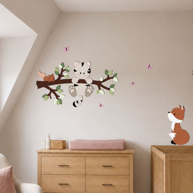 Houten muurstickers in een sfeervolle babykamer met naturel en oudroze tinten.
Een poesje zit op een tak met blaadjes, omringd door vlinders en een eekhoorntje.
Naast de commode staat een vosje als speelse houten muurdecoratie bij het ledikant.
Inspiratie voor een babykamer met houten wanddecoratie in een bosdieren thema.
