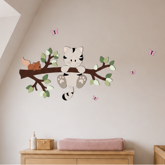 Houten muurstickers in een sfeervolle babykamer met naturel en oudroze tinten.
Een poesje zit op een tak met blaadjes, omringd door vlinders en een eekhoorntje.
Naast de commode staat een vosje als speelse houten muurdecoratie bij het ledikant.
Inspiratie voor een babykamer met houten wanddecoratie in een bosdieren thema.