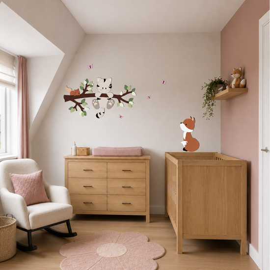 muurstickers voor babykamer: tak met groene bladeren, poes en eekhoorntje.