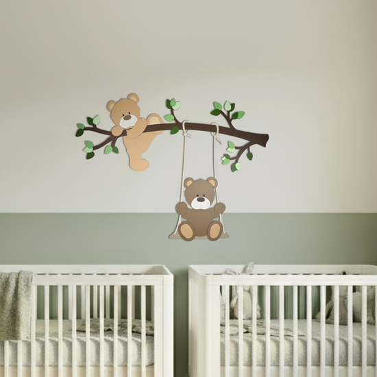 Muurstickers voor kinderkamer, tak met groene bladeren en schommelend en klauterend beertje.