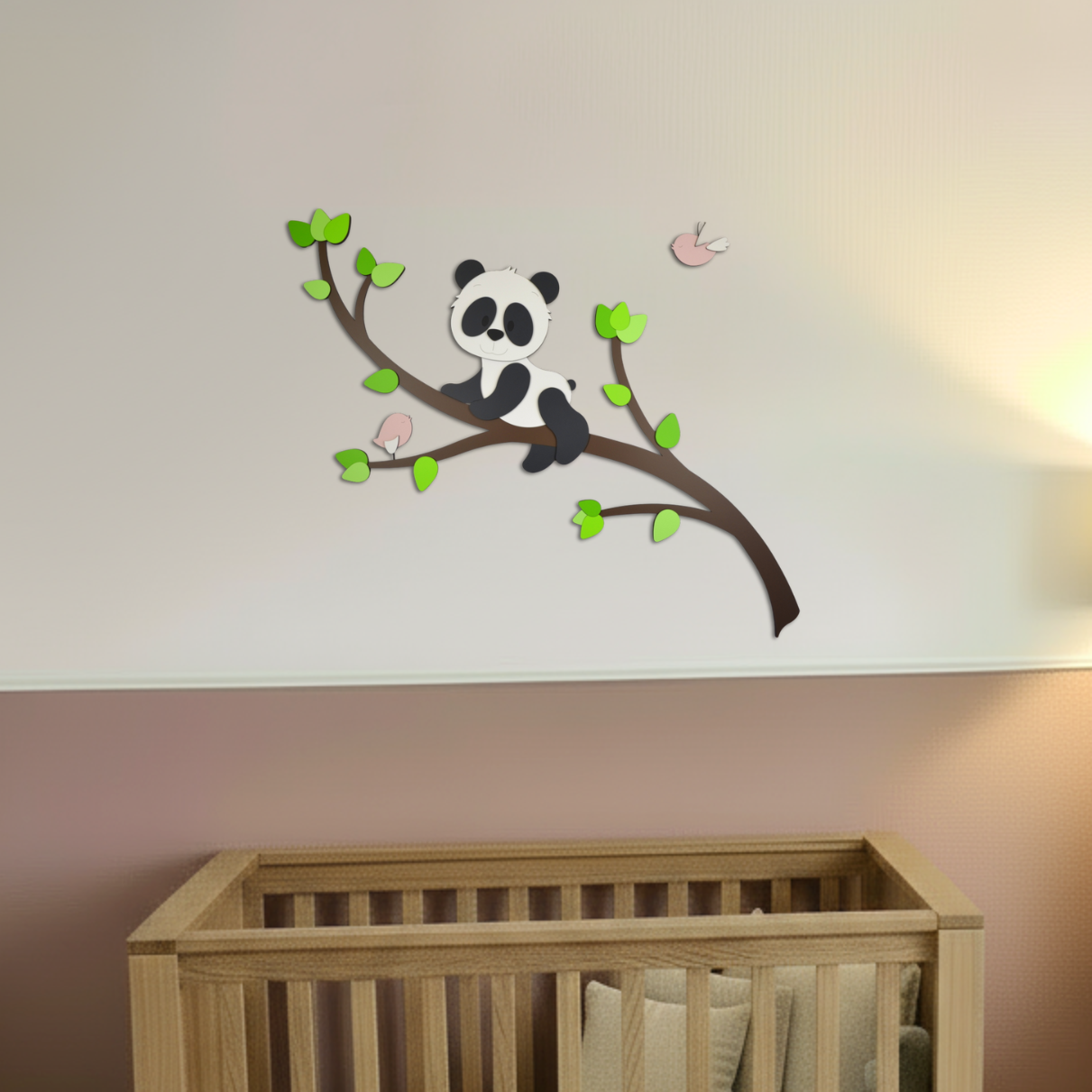 Decoratiesticker voor de kinderkamer, tak met groene bladeren en pandabeer.