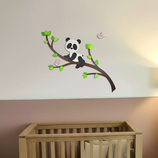Decoratiesticker voor de kinderkamer, tak met groene bladeren en pandabeer.