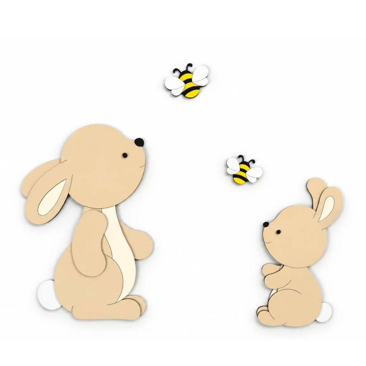 Houten muurdecoratie met moederkonijn, babykonijntje en twee bijtjes in zachte natureltinten voor de baby- of kinderkamer.
