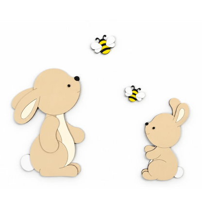 Houten muurdecoratie met moederkonijn, babykonijntje en twee bijtjes in zachte natureltinten voor de baby- of kinderkamer.