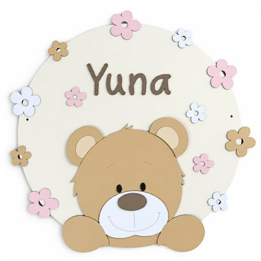 Muurcirkel wanddecoratie voor de babykamer, vrolijk beertje met bloemen en naam.