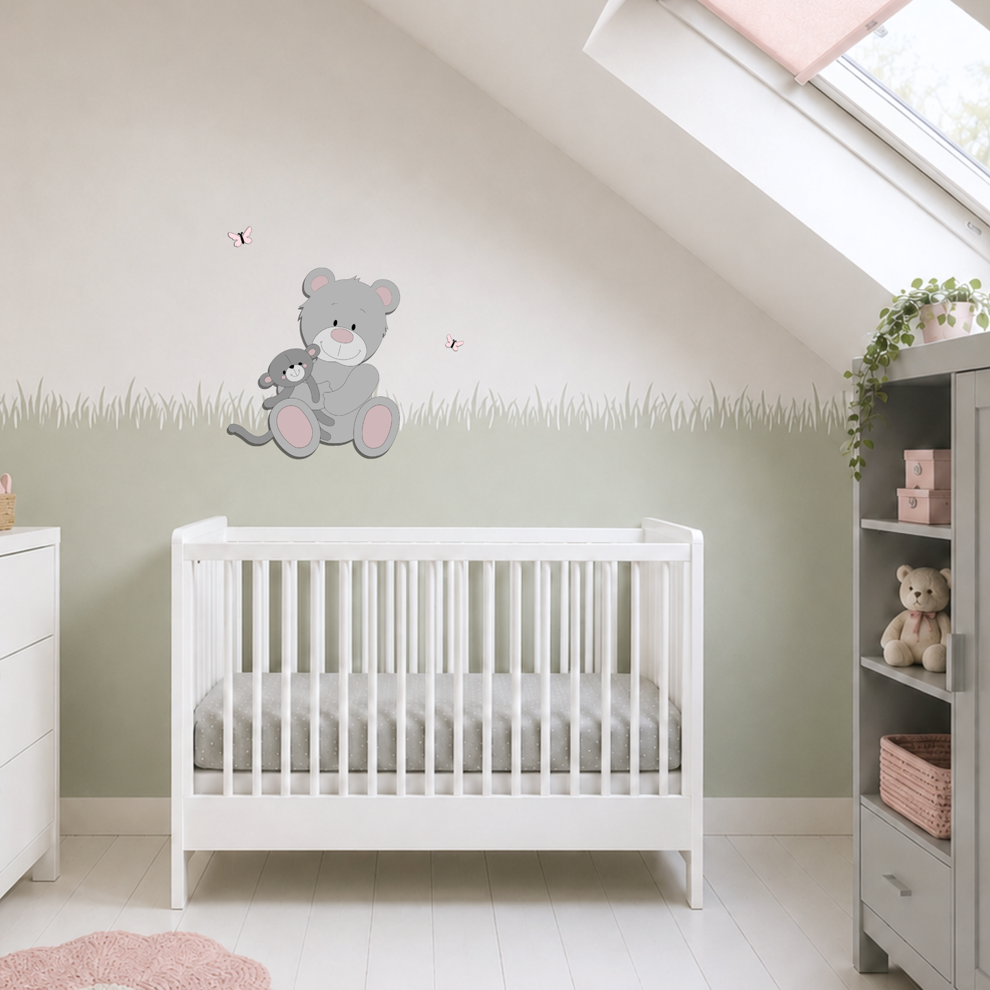 Licht ingerichte babykamer met houten muurdecoratie van een grijze beer met knuffel, sagegroene muur en oudroze accessoires.