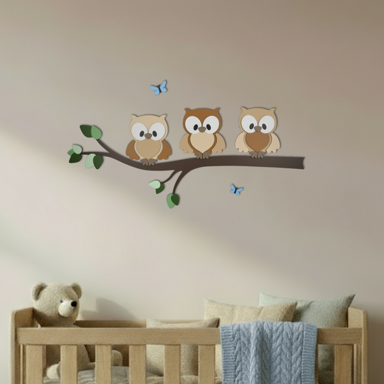 muurdecoratie voor babykamer, tak met groene bladeren en uiltjes.