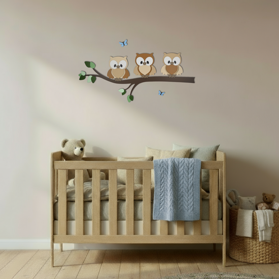 muurdecoratie voor babykamer, tak met groene bladeren en uiltjes.